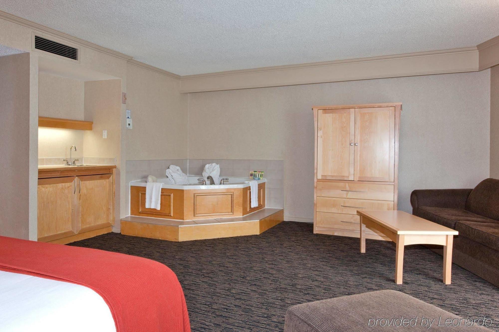 Holiday Inn Express Edmonton Downtown By Ihg Exterior foto